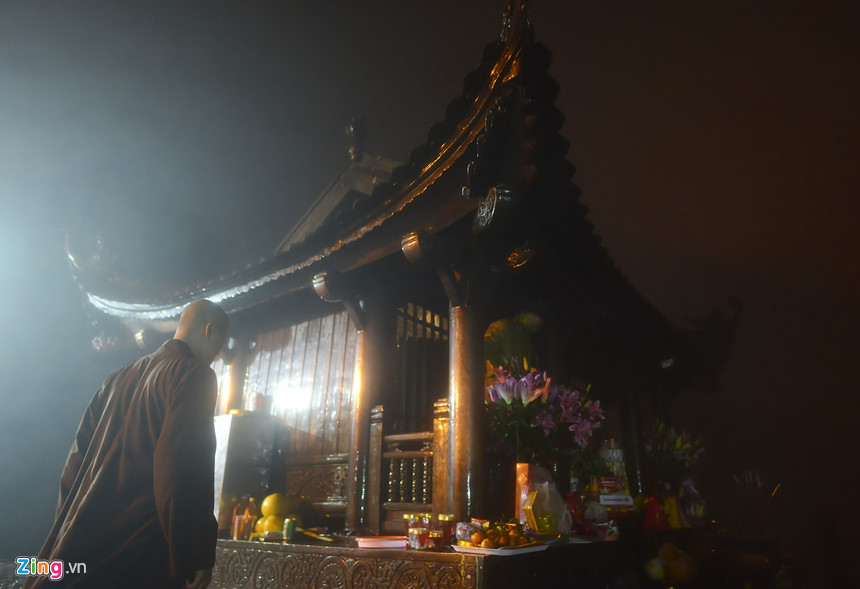 Người dân hành hương về Yên Tử trong đêm